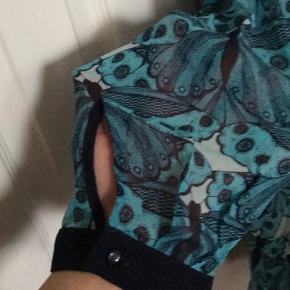 Express size S silk top in butterfly print. - Picture 5 of 5